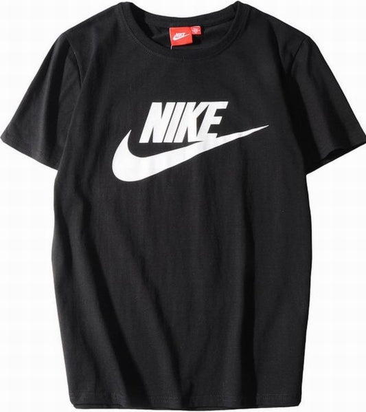 Le t-shirt Nike incarne un équilibre parfait entre performance sportive et style contemporain.