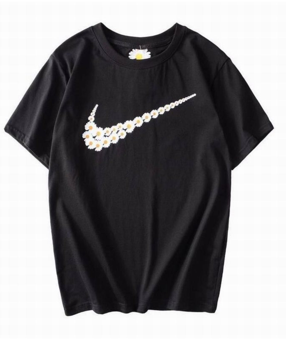 Le t-shirt Nike incarne un équilibre parfait entre performance sportive et style contemporain.