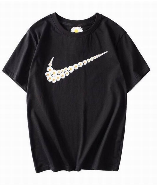 Le t-shirt Nike incarne un équilibre parfait entre performance sportive et style contemporain.