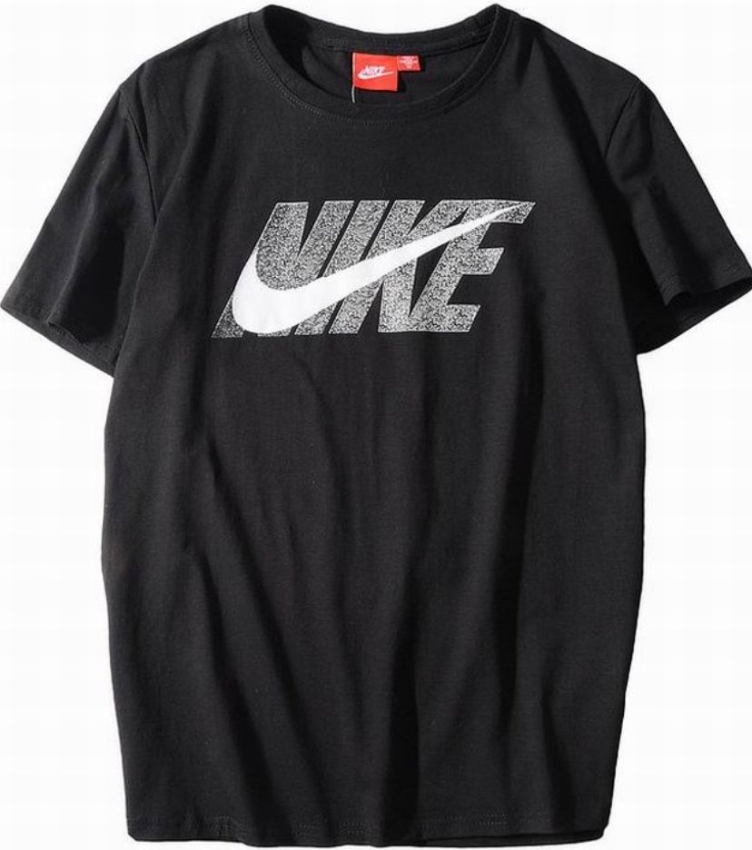 Le t-shirt Nike incarne un équilibre parfait entre performance sportive et style contemporain.