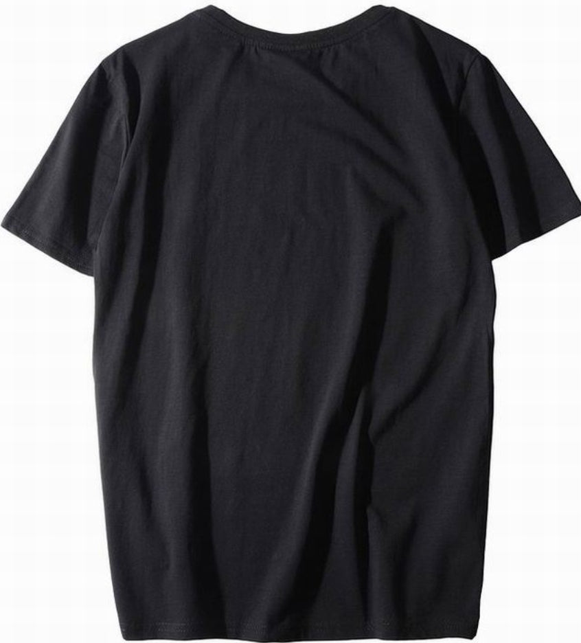Le t-shirt Nike incarne un équilibre parfait entre performance sportive et style contemporain.