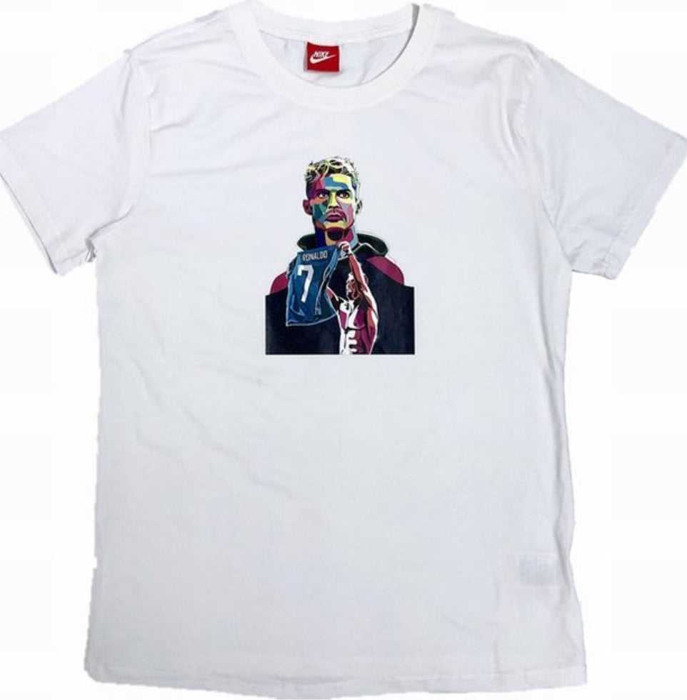 Le t-shirt Nike incarne un équilibre parfait entre performance sportive et style contemporain.