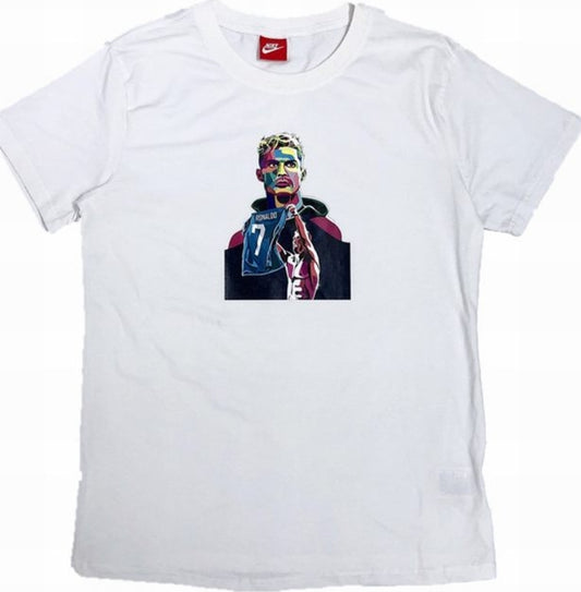 Le t-shirt Nike incarne un équilibre parfait entre performance sportive et style contemporain.