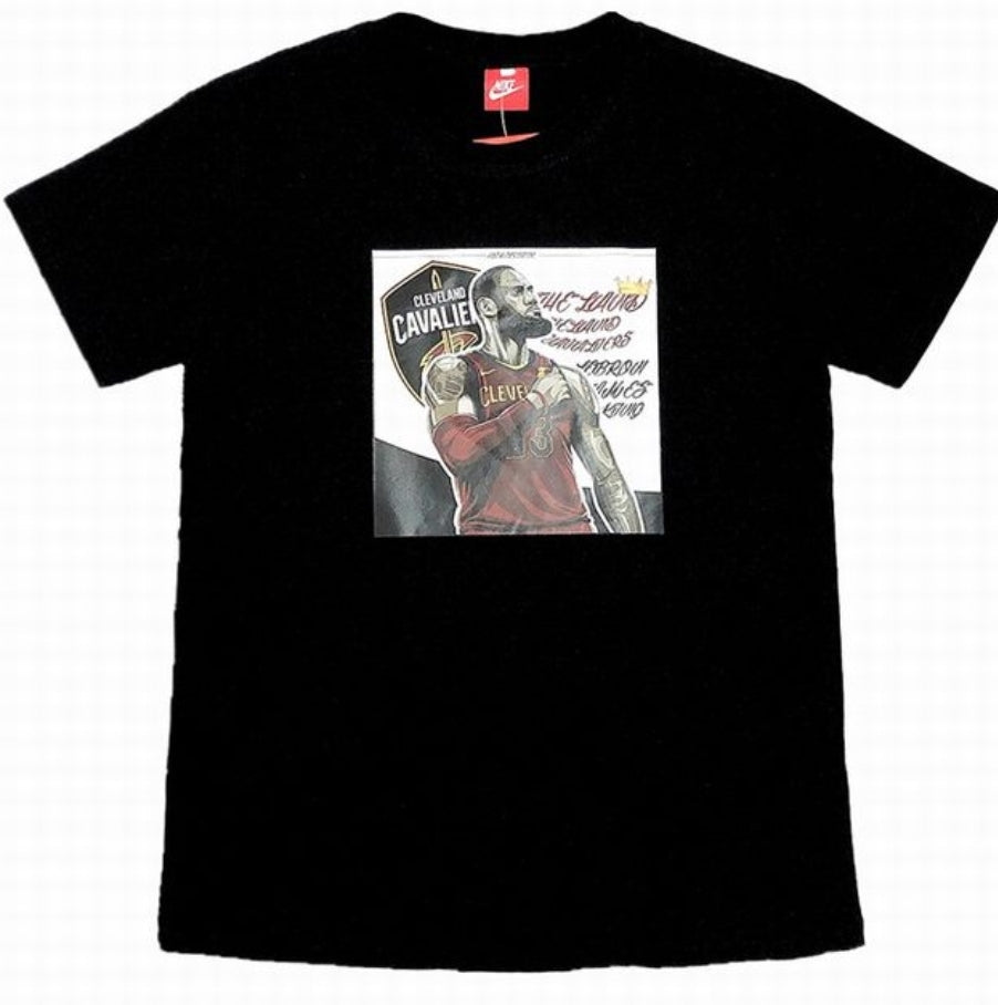 Le t-shirt Nike incarne un équilibre parfait entre performance sportive et style contemporain.