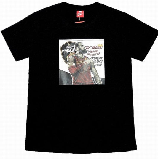Le t-shirt Nike incarne un équilibre parfait entre performance sportive et style contemporain.