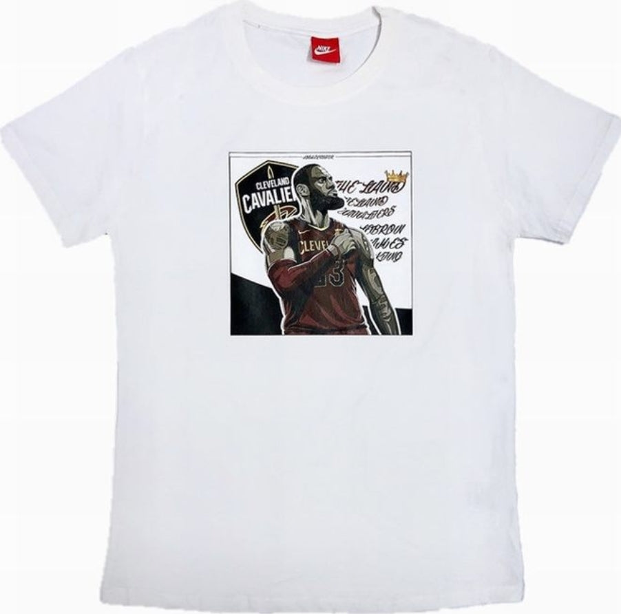 Le t-shirt Nike incarne un équilibre parfait entre performance sportive et style contemporain.
