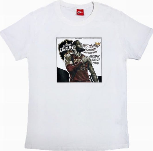 Le t-shirt Nike incarne un équilibre parfait entre performance sportive et style contemporain.