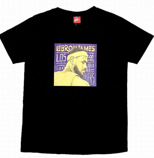 Le t-shirt Nike incarne un équilibre parfait entre performance sportive et style contemporain.