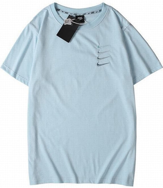 Le t-shirt Nike incarne un équilibre parfait entre performance sportive et style contemporain.
