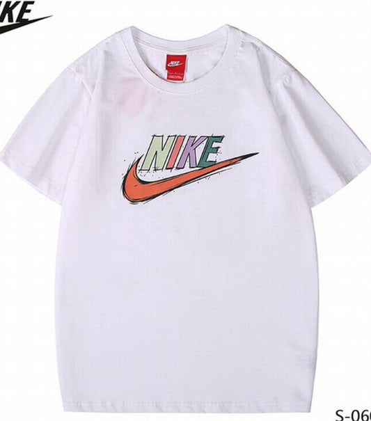 Le t-shirt Nike incarne un équilibre parfait entre performance sportive et style contemporain.