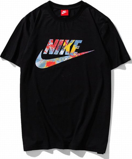 Le t-shirt Nike incarne un équilibre parfait entre performance sportive et style contemporain.