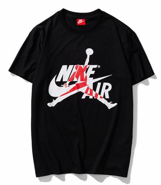 Le t-shirt Nike incarne un équilibre parfait entre performance sportive et style contemporain.