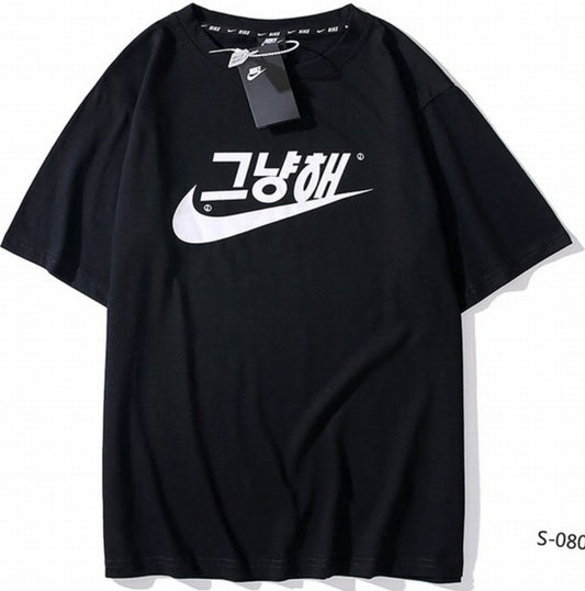 Le t-shirt Nike incarne un équilibre parfait entre performance sportive et style contemporain.