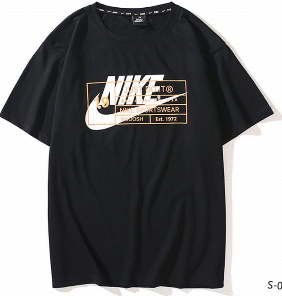 Le t-shirt Nike incarne un équilibre parfait entre performance sportive et style contemporain.