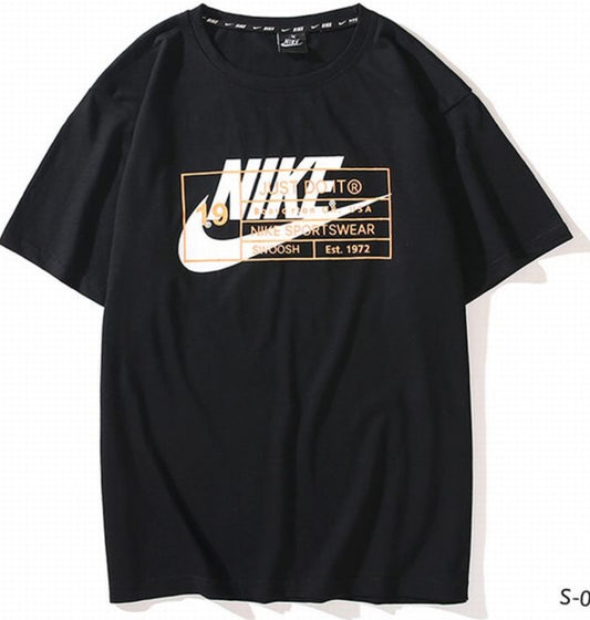 Le t-shirt Nike incarne un équilibre parfait entre performance sportive et style contemporain.