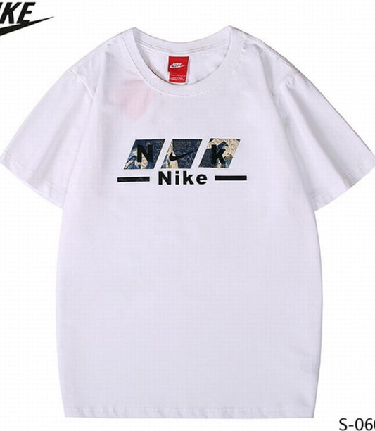 Le t-shirt Nike incarne un équilibre parfait entre performance sportive et style contemporain.