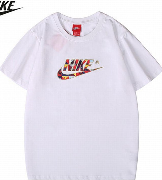 Le t-shirt Nike incarne un équilibre parfait entre performance sportive et style contemporain.