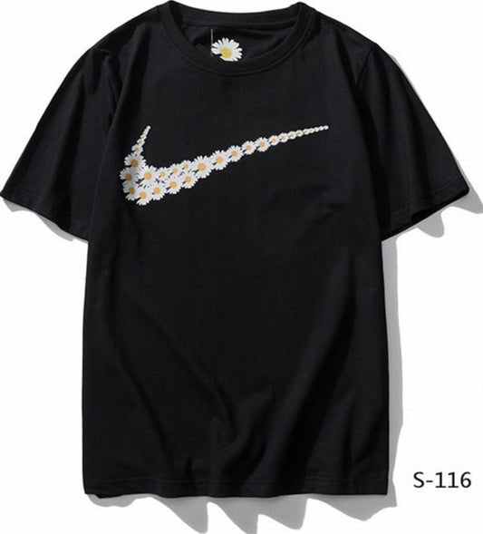 Le t-shirt Nike incarne un équilibre parfait entre performance sportive et style contemporain.