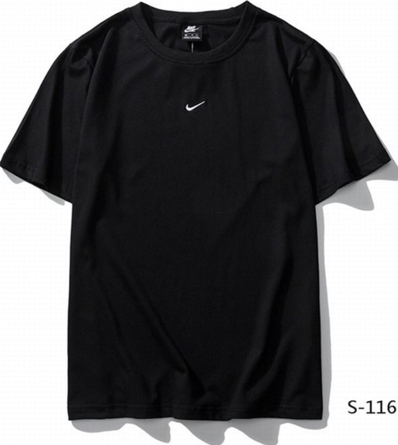 Le t-shirt Nike incarne un équilibre parfait entre performance sportive et style contemporain.