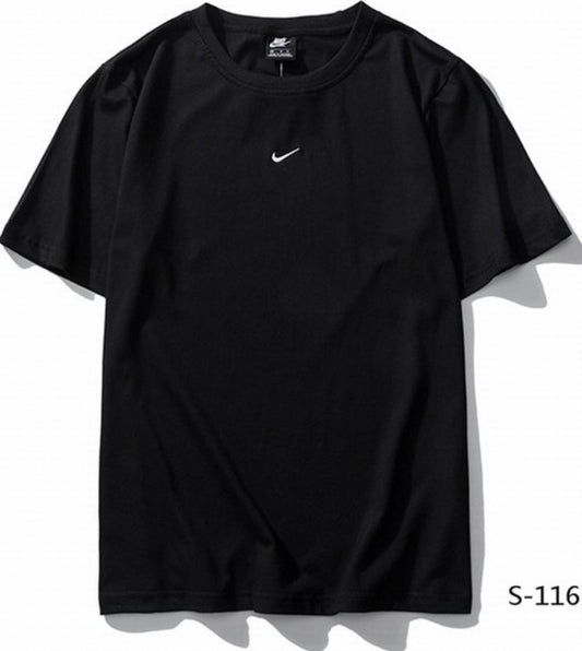 Le t-shirt Nike incarne un équilibre parfait entre performance sportive et style contemporain.