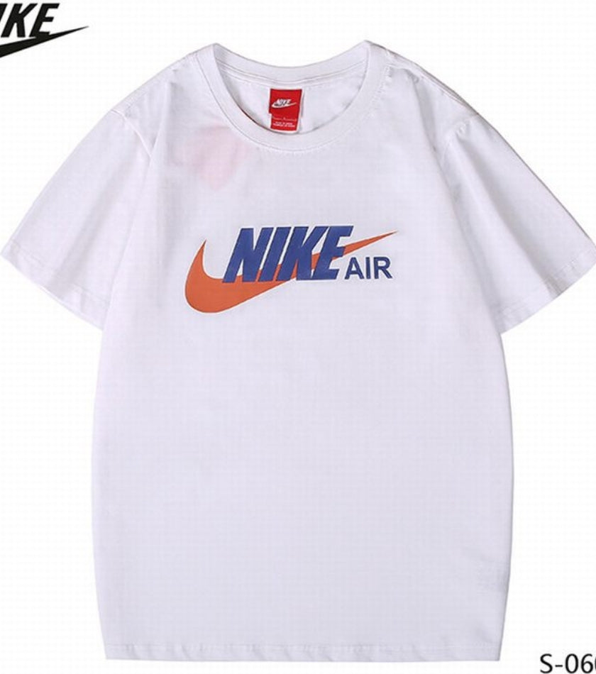 Le t-shirt Nike incarne un équilibre parfait entre performance sportive et style contemporain.