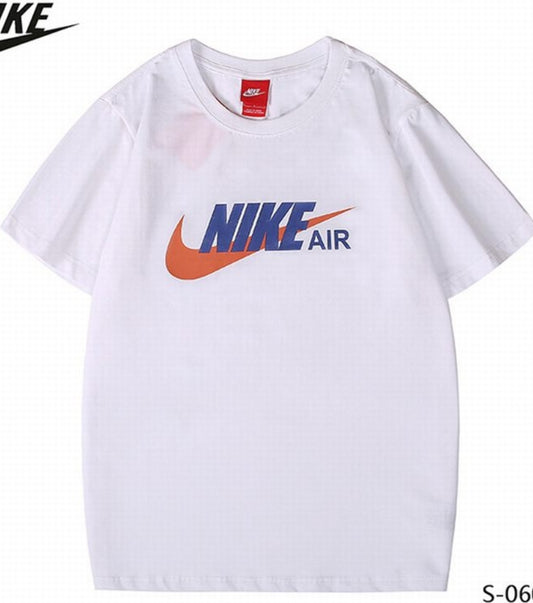 Le t-shirt Nike incarne un équilibre parfait entre performance sportive et style contemporain.
