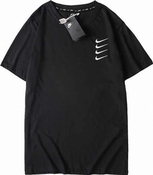 Le t-shirt Nike incarne un équilibre parfait entre performance sportive et style contemporain.