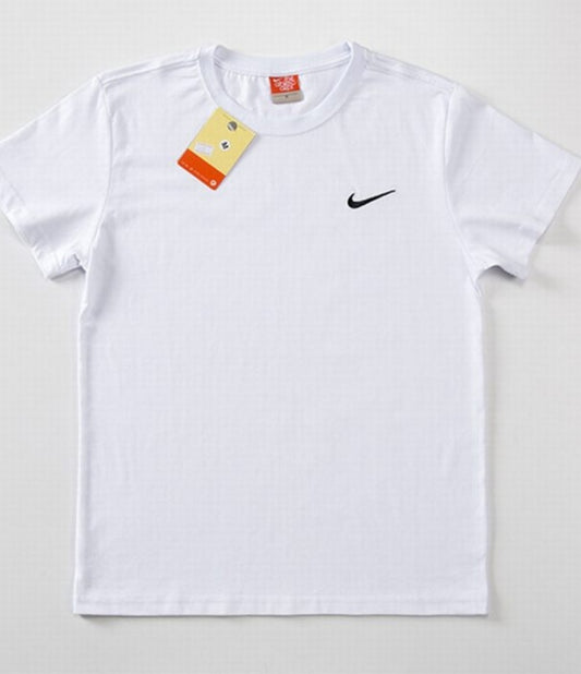 Le t-shirt Nike incarne un équilibre parfait entre performance sportive et style contemporain.