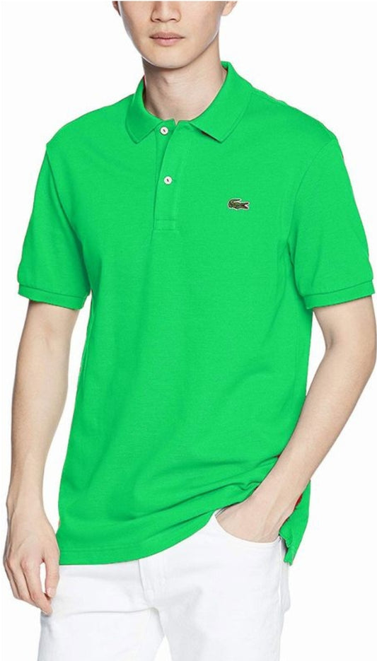 Les polos Lacoste pour homme sont le symbole parfait de l'élégance décontractée, alliant style et confort depuis des générations. Au meilleur prix.