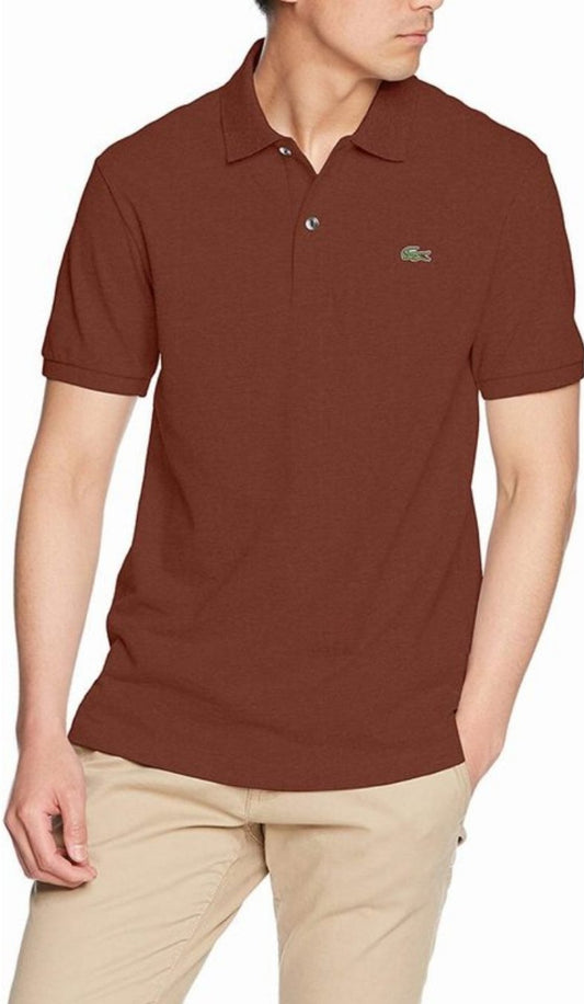 Les polos Lacoste pour homme sont le symbole parfait de l'élégance décontractée, alliant style et confort depuis des générations. Au meilleur prix.