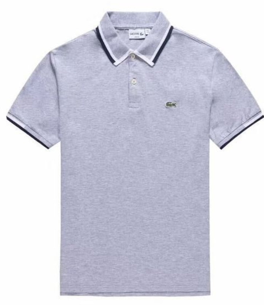 Les polos Lacoste pour homme sont le symbole parfait de l'élégance décontractée, alliant style et confort depuis des générations. Au meilleur prix.
