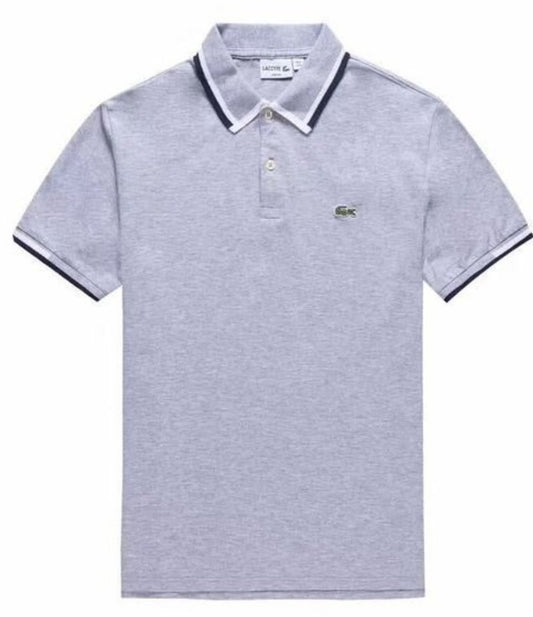 Les polos Lacoste pour homme sont le symbole parfait de l'élégance décontractée, alliant style et confort depuis des générations. Au meilleur prix.
