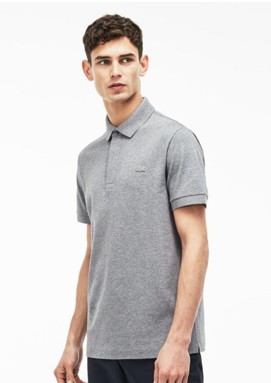 Les polos Lacoste pour homme sont le symbole parfait de l'élégance décontractée, alliant style et confort depuis des générations. Au meilleur prix.