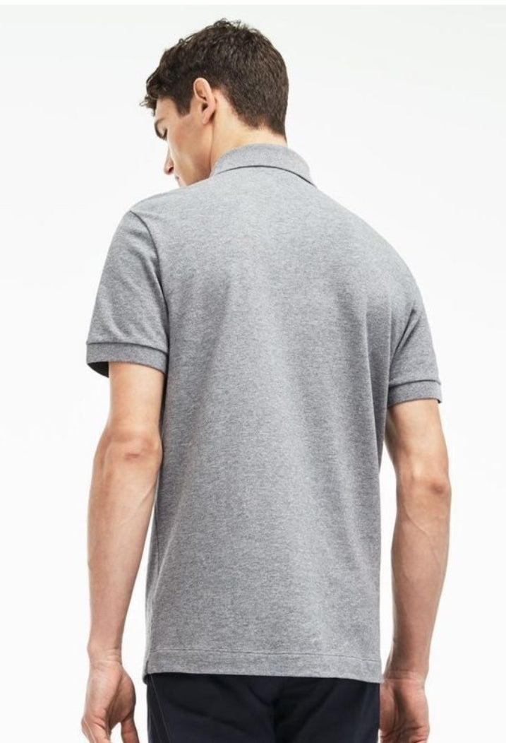 Les polos Lacoste pour homme sont le symbole parfait de l'élégance décontractée, alliant style et confort depuis des générations. Au meilleur prix.