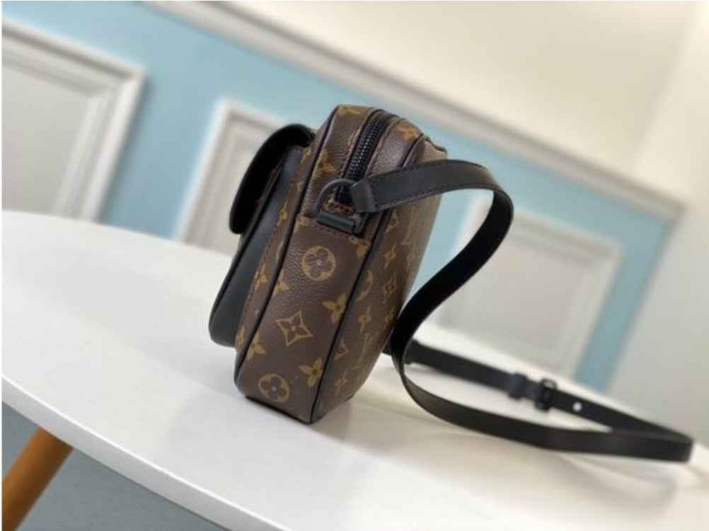 Louis Vuitton Men's Bag