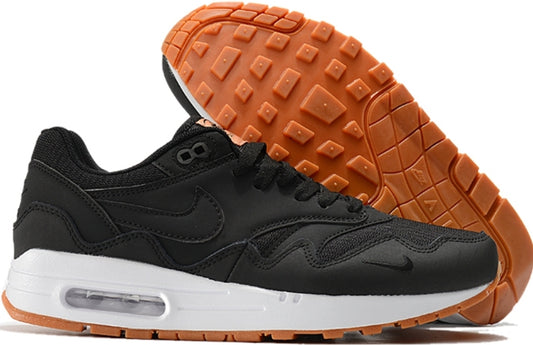 Les baskets Nike Air Max 1 sont iconiques pour leur style emblématique.retro incontournable pas cher. Le moins cher.exceptionnel 
