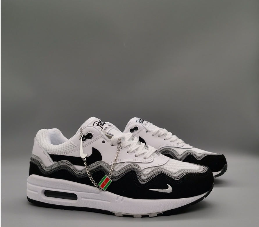 Les baskets Nike Air Max 1 sont iconiques pour leur style emblématique.retro incontournable pas cher. Le moins cher.exceptionnel 