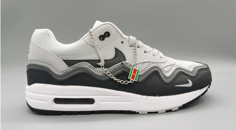 Les baskets Nike Air Max 1 sont iconiques pour leur style emblématique.retro incontournable pas cher. Le moins cher.exceptionnel 