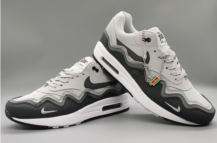Les baskets Nike Air Max 1 sont iconiques pour leur style emblématique.retro incontournable pas cher. Le moins cher.exceptionnel 