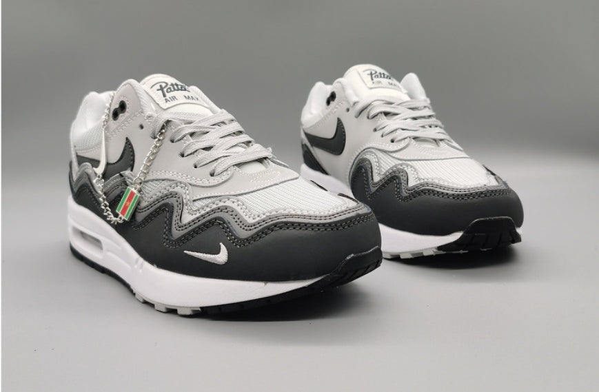 Les baskets Nike Air Max 1 sont iconiques pour leur style emblématique.retro incontournable pas cher. Le moins cher.exceptionnel 