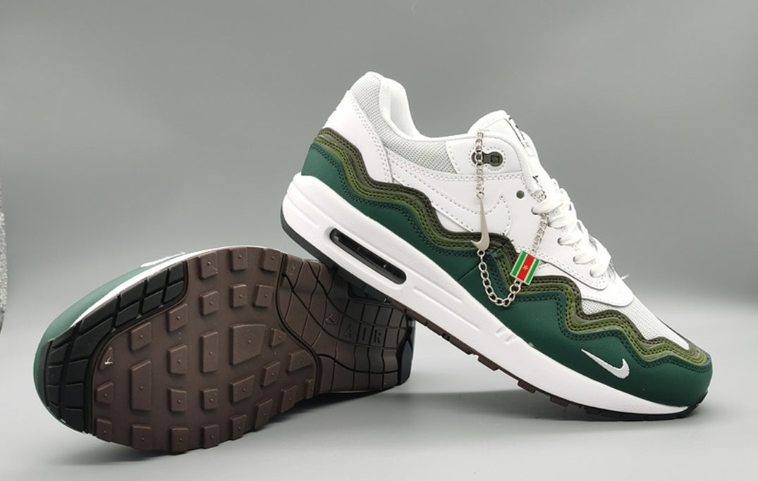 Les baskets Nike Air Max 1 sont iconiques pour leur style emblématique.retro incontournable pas cher. Le moins cher.exceptionnel 