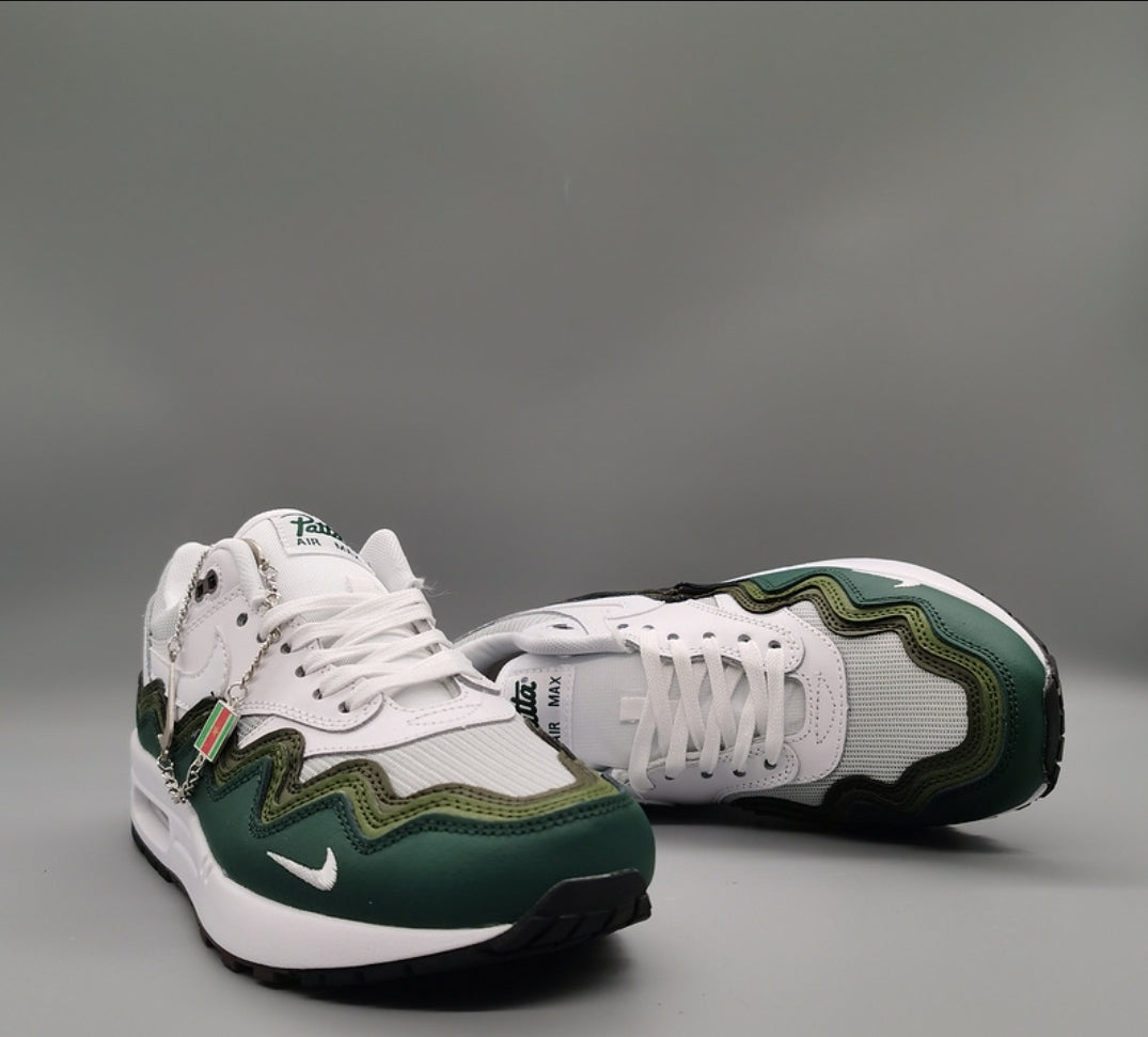 Les baskets Nike Air Max 1 sont iconiques pour leur style emblématique.retro incontournable pas cher. Le moins cher.exceptionnel 
