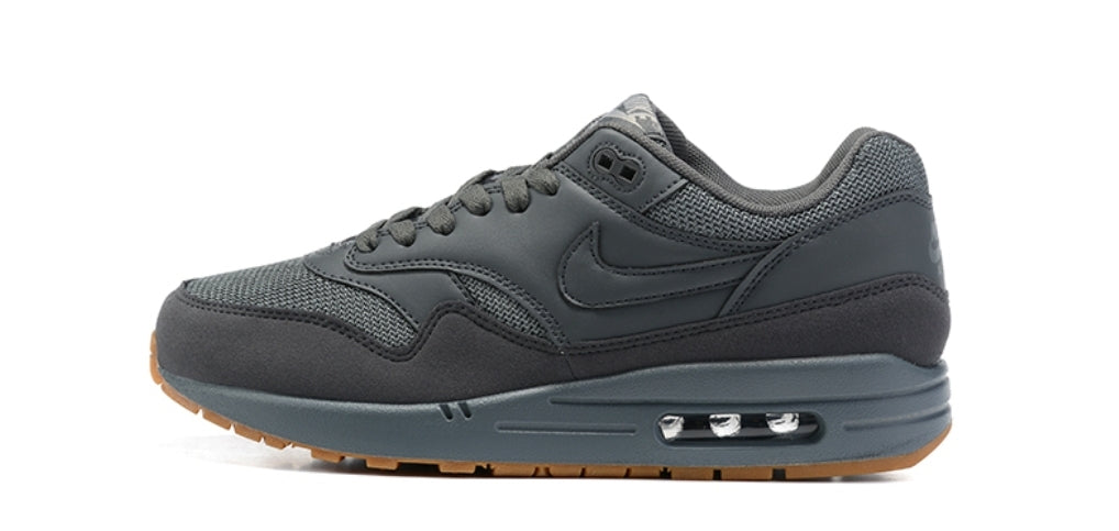 Les baskets Nike Air Max 1 sont iconiques pour leur style emblématique.retro incontournable pas cher. Le moins cher.exceptionnel 