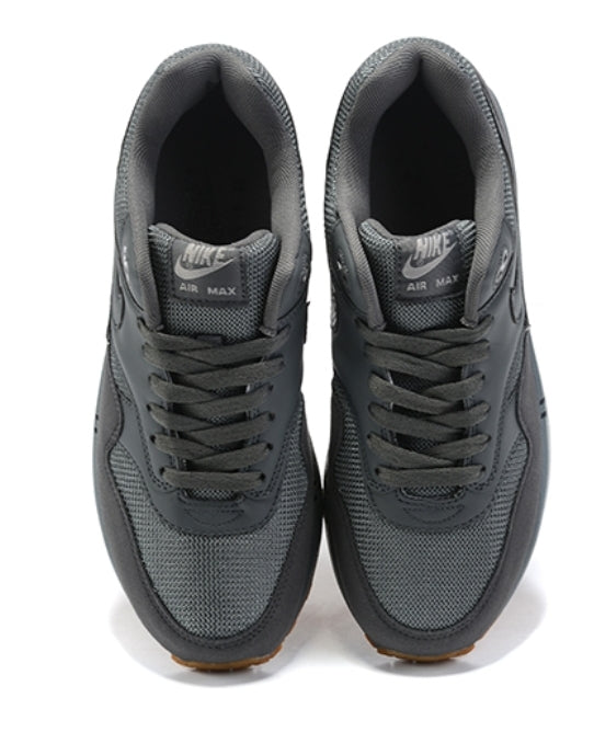 Les baskets Nike Air Max 1 sont iconiques pour leur style emblématique.retro incontournable pas cher. Le moins cher.exceptionnel 