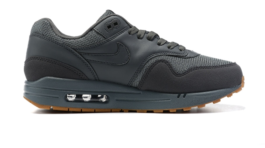 Les baskets Nike Air Max 1 sont iconiques pour leur style emblématique.retro incontournable pas cher. Le moins cher.exceptionnel 
