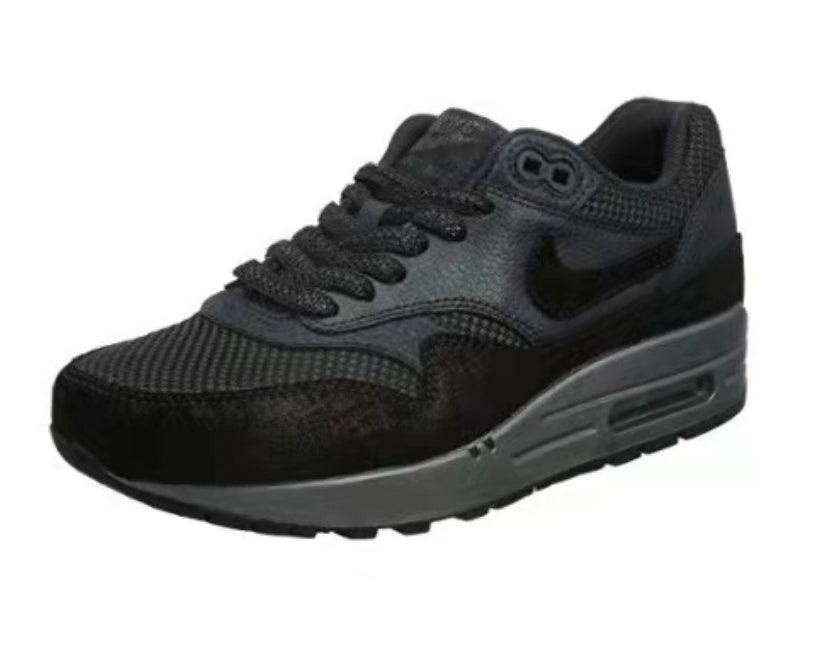 Les baskets Nike Air Max 1 sont iconiques pour leur style emblématique.retro incontournable pas cher. Le moins cher.exceptionnel 