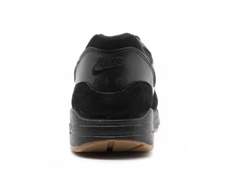 Les baskets Nike Air Max 1 sont iconiques pour leur style emblématique.retro incontournable pas cher. Le moins cher.exceptionnel 