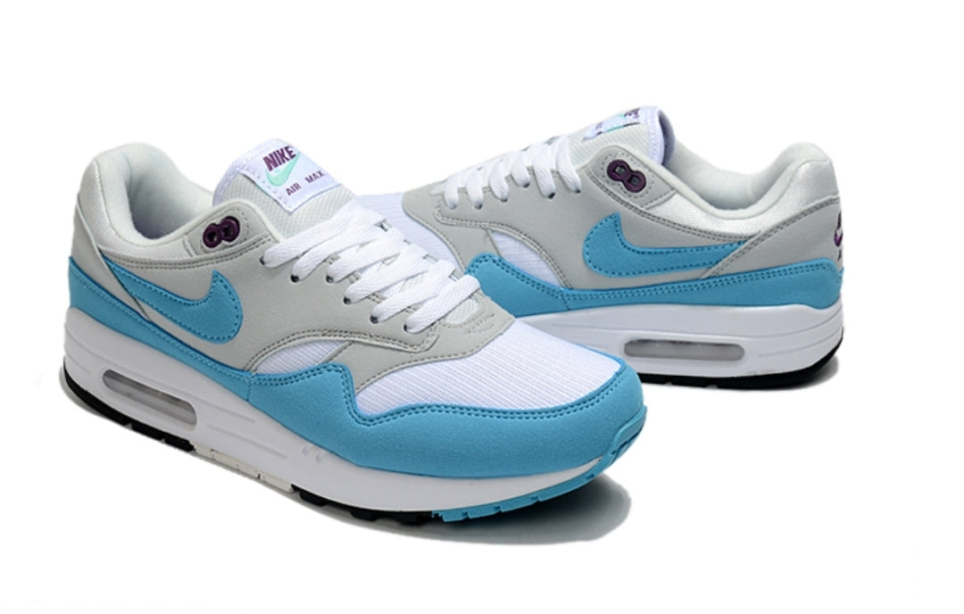 Les baskets Nike Air Max 1 sont iconiques pour leur style emblématique.retro incontournable pas cher. Le moins cher.exceptionnel 