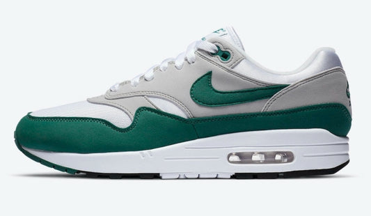 Les baskets Nike Air Max 1 sont iconiques pour leur style emblématique.retro incontournable pas cher. Le moins cher.exceptionnel 