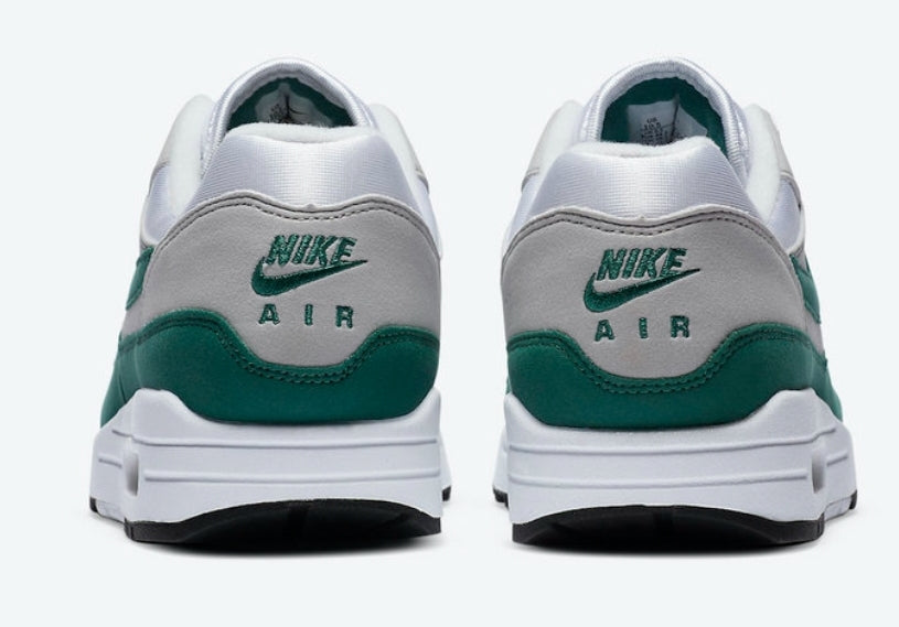 Les baskets Nike Air Max 1 sont iconiques pour leur style emblématique.retro incontournable pas cher. Le moins cher.exceptionnel 